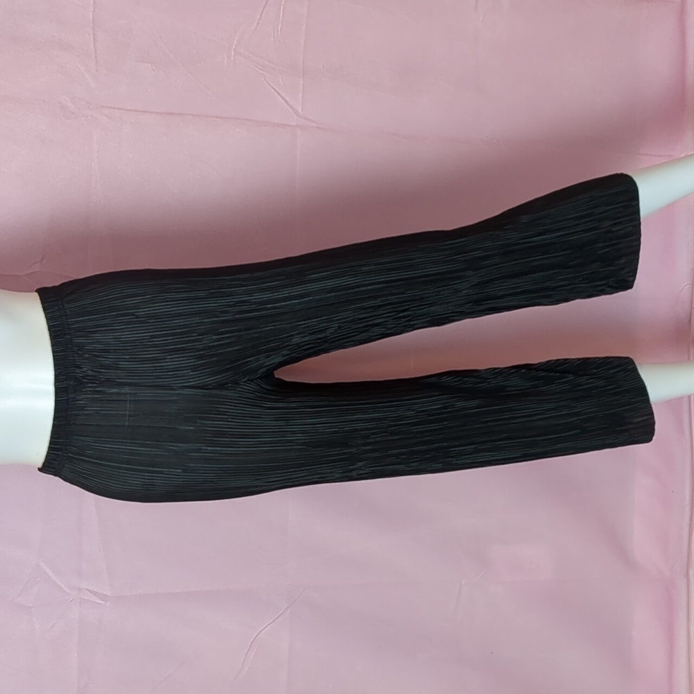 Nasty Gal Plisse To Meet You Culottes Pants in Black size 4